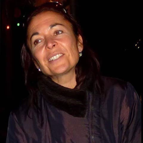 Chantal Lassier, souriante, en veste sombre