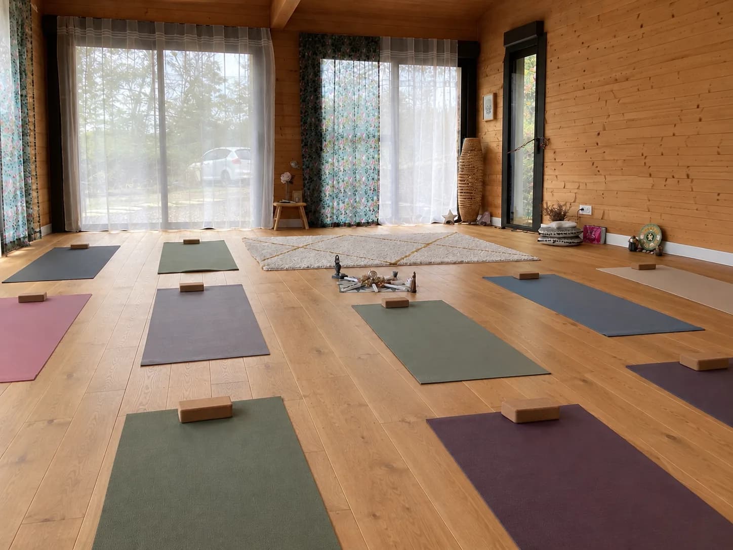 Salle de pratique avec tapis de yoga